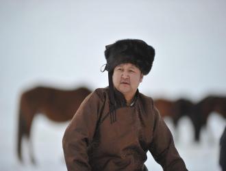 Дуучин Л.Болдбаатар азтай үзэгчдээ эмээл хазаартай морь бэлэглэнэ